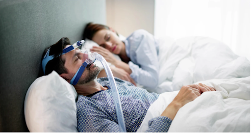 Man with an oxygen mask, lying on a bed, showing the need for oxygen therapy in COPD patients during rest.